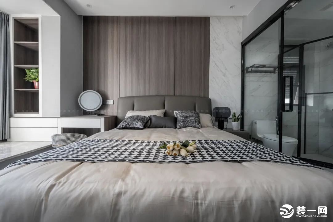 卧室的装修以简单为主，尽力营造一个静谧、易于入睡的环境，灰色加上温润木质，让冷暖元素相互平衡，带出朴