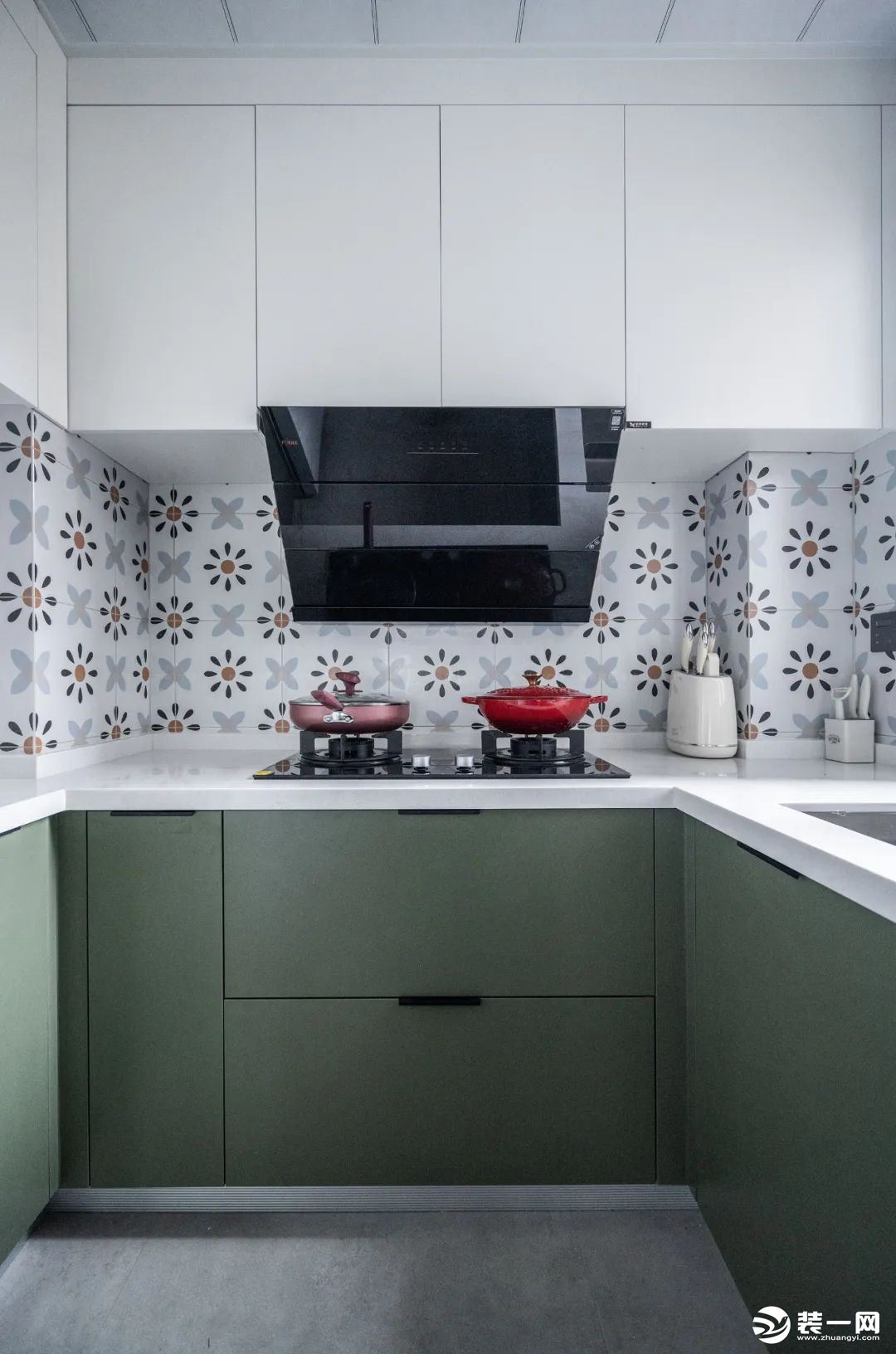 廚房沿用復古風的經典設計元素：小花磚，搭配綠色的門板，氛圍感很強~