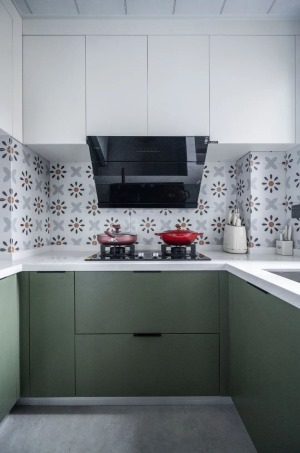 厨房沿用复古风的经典设计元素：小花砖，搭配绿色的门板，氛围感很强~