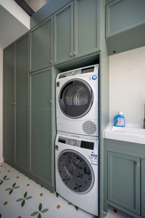 🆕连着过道的尽头的洗衣房，用了小花砖和复古绿门板，就是做家务也是快乐的很