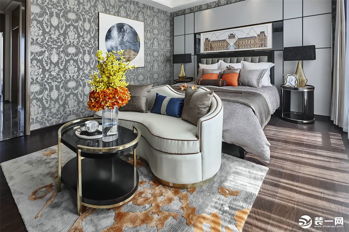 本案卧室设计了交谈区，整体温馨舒适，在床品和地毯的选择上色调简洁，使人产生一种愉悦的氛围。