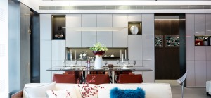 餐厅的设计更具有线条感，配合整体色调，餐厅依然采用红色系沙发和花瓶，背景墙内放置的雕塑和摆件简约精致