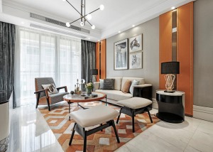 落地米色沙发与橙白几何撞色大地毯贴合，蔓延至大半个客厅空间，以烟灰色帷幔与白色纱幔作为衬托