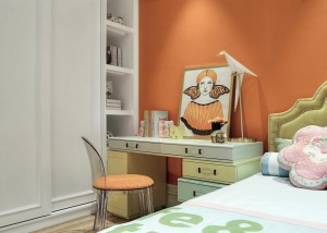 儿童房大面积刷橙色乳胶漆，鲜艳活泼，通顶式柜子设计，增加了储物空间