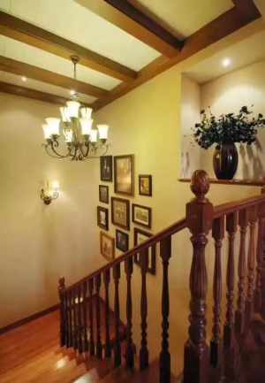 蓝湖郡300平方独栋别墅美式风格装修实景图-楼梯