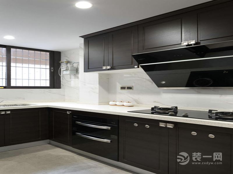 厨房墙面以大理石质感打造，搭配灰黑色的橱柜面板，整体黑白配的空间质感，优雅而又端庄高档