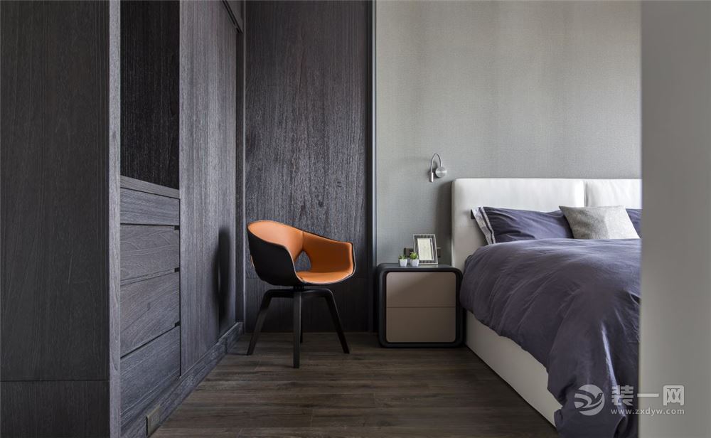 卧室的衣柜也采用深灰色质感实木打造，结合闲适现代的空间，显得年轻而又舒适大方