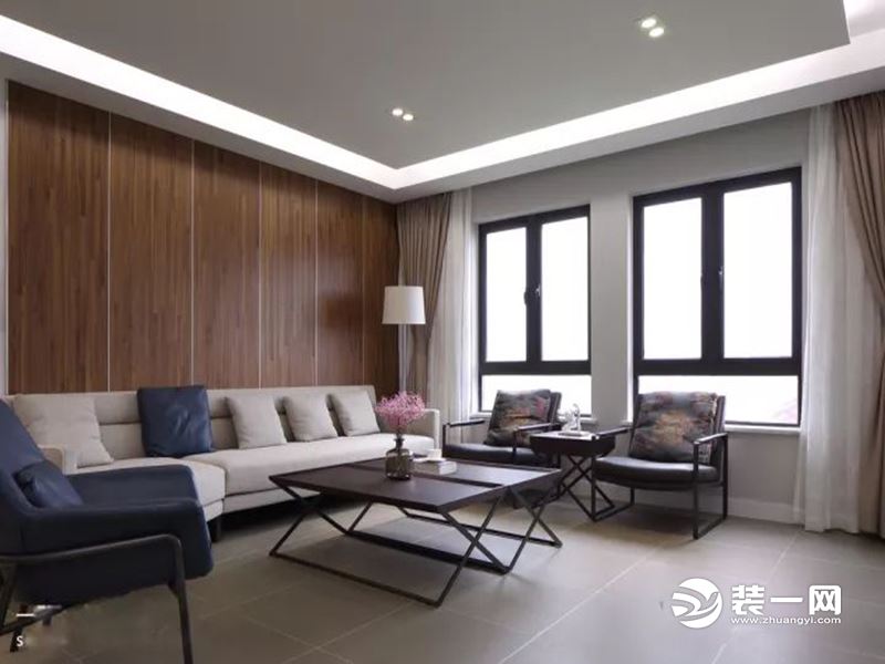 沙发墙以木皮装饰，一套现代舒适的布艺沙发，结合一张独特的铁艺架茶几，整体现代而又年轻大方；