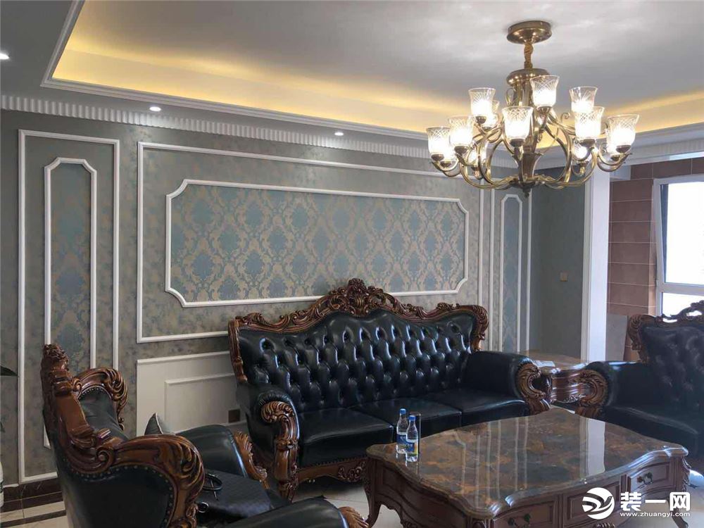 客厅  客厅在设计上，墙面大面积的使用了古典欧式色彩的壁纸配合经过提炼的欧式线条，使欧式不再是遥远的