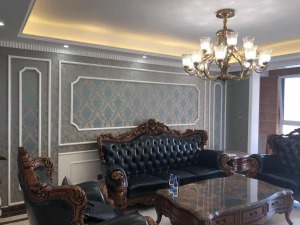 客厅  客厅在设计上，墙面大面积的使用了古典欧式色彩的壁纸配合经过提炼的欧式线条，使欧式不再是遥远的