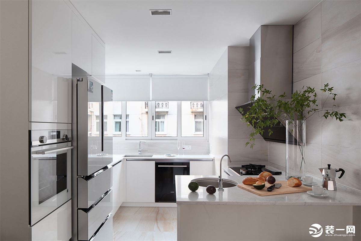 厨房以白色为主，内嵌的电器，节省空间的利用，合理规划空间使用。