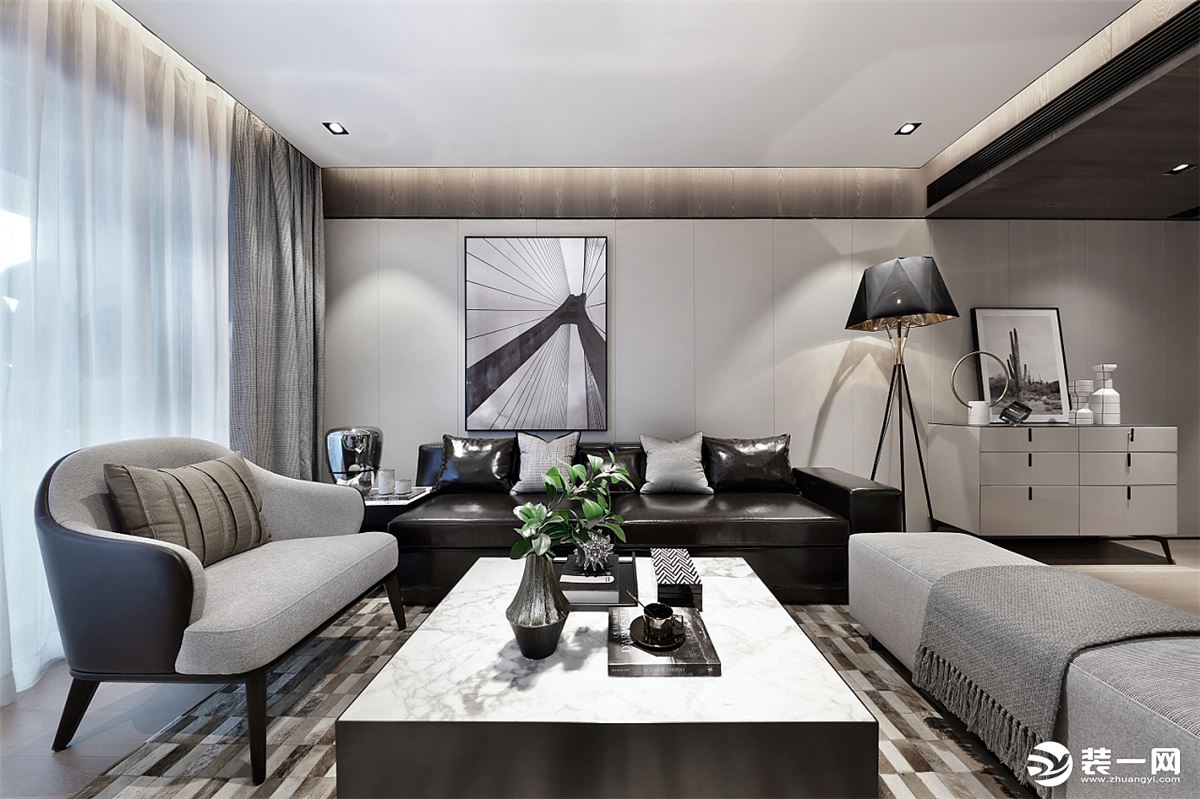 客厅使用黑色布艺沙发，柔软舒适，耐用性强，搭配正方形大理石材质的桌子，整体不显沉闷而富有质感。