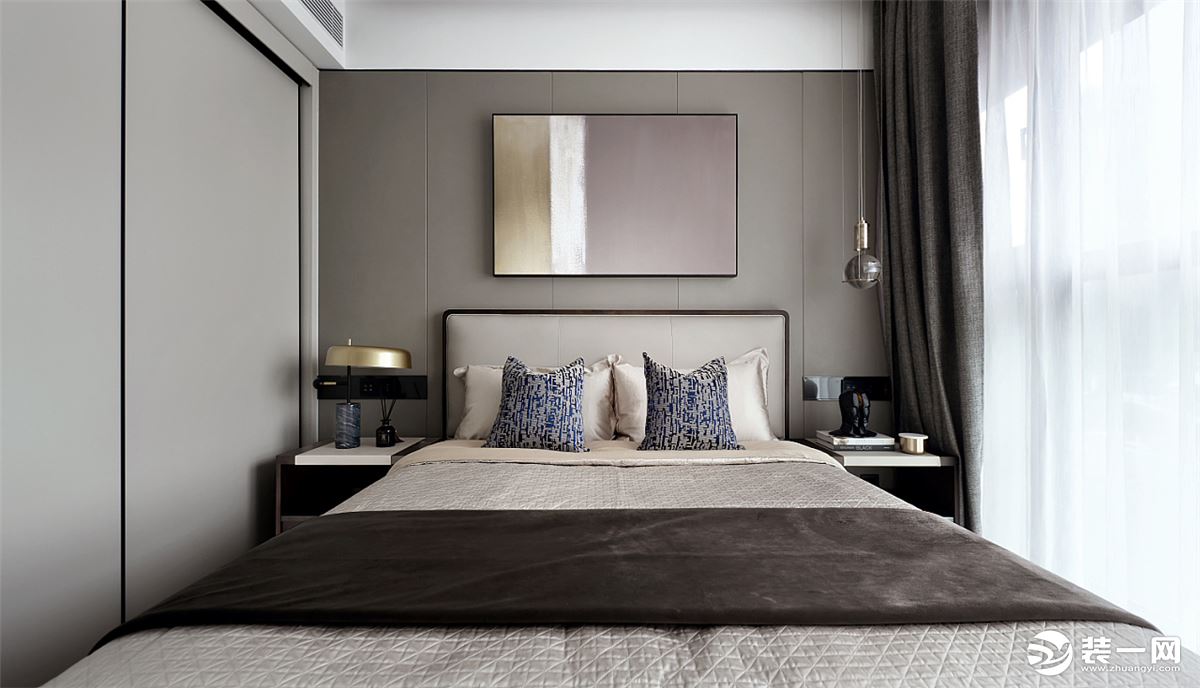卧室延续着整体的风格，灰色的搭配，增加整体的舒适感，感受放松