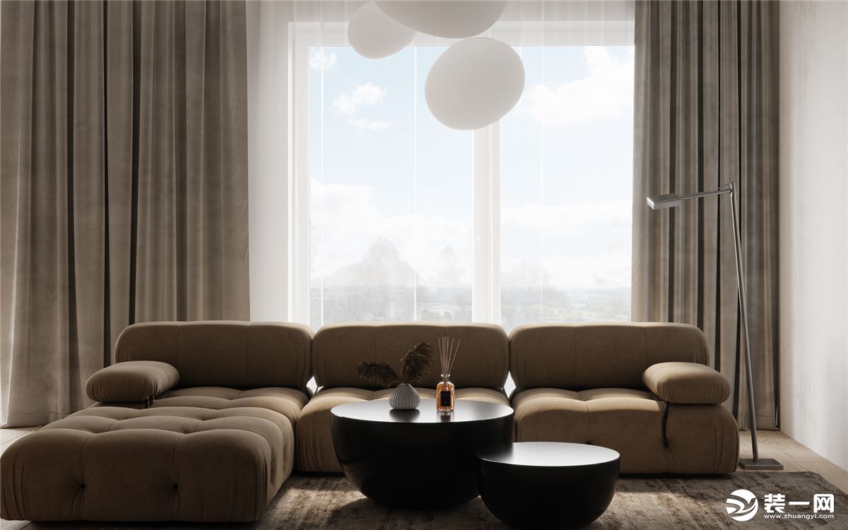 客厅使用木质地板，咖啡色的沙发、地毯与窗帘的颜色相互搭配，舒适的色调，感受到慵懒与放松。