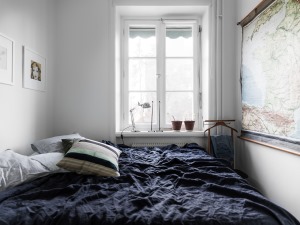 蓝色的床单搭配白色的空间，洁净！