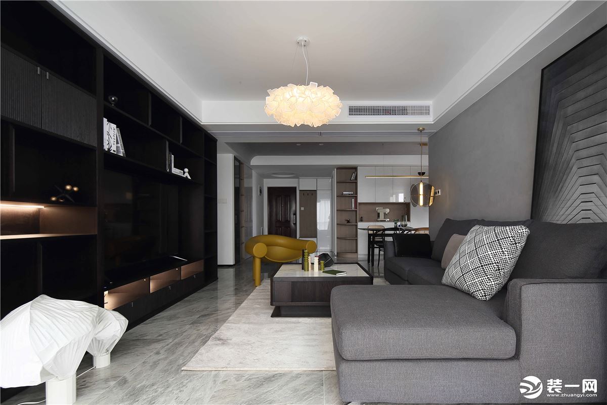 灰色的整体空间，电视柜多收纳的设计，增加了空间的收纳，减少客厅的凌乱感，实用也好看。