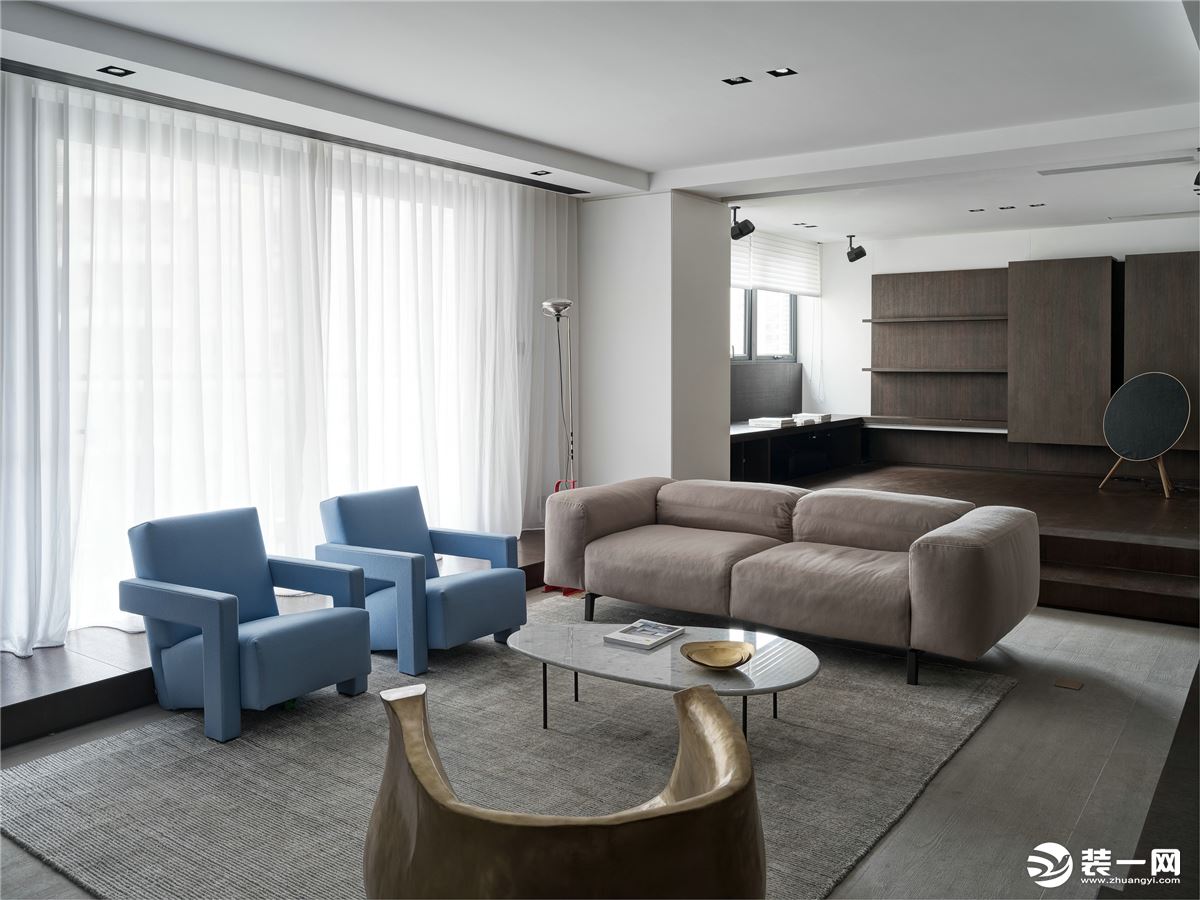 布艺沙发的搭配，米色与蓝色的相互实用，打造时尚的感觉，大理石茶几与黄铜单人座椅的搭配，是质感在空间的