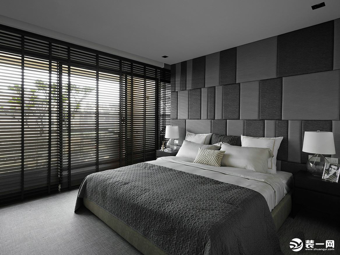 主卧以灰色调为主，百叶窗的设计，减少了阳光的直射，床头对称的台灯与床饰同一颜色，简单温馨