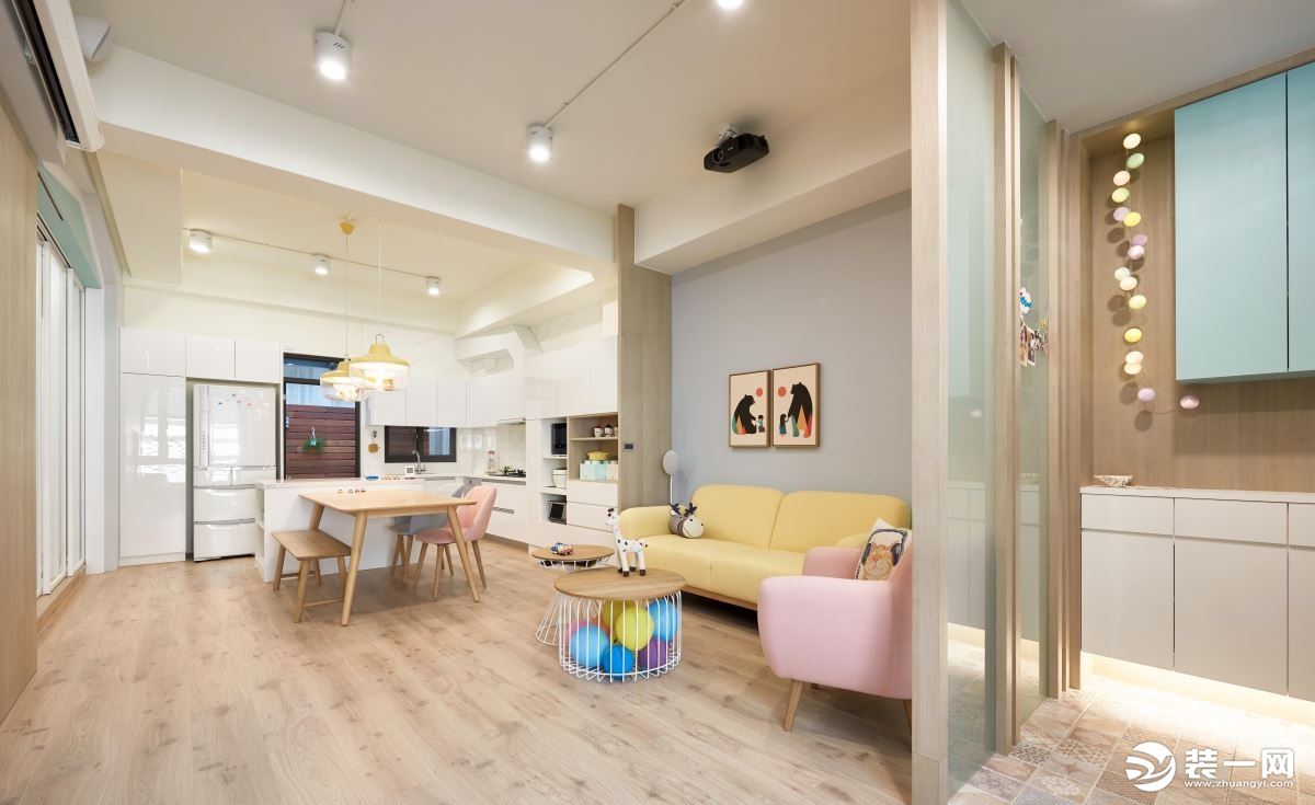 客厅，空间整体将本案重点放在色彩搭配，除了给予粉嫩的墙面色彩外，也选用多彩家具配置，型塑缤纷童趣的视