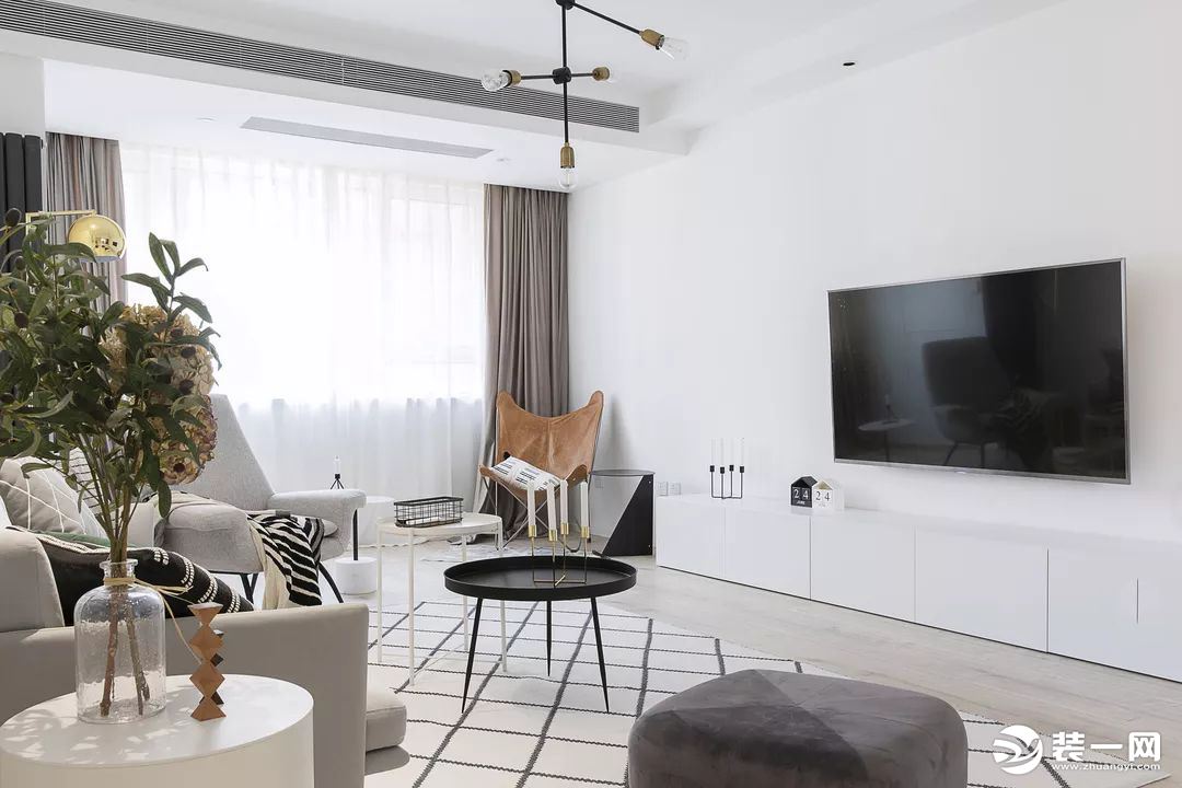 电视背景墙选择干净的白色为主，壁挂电视搭配简单的电视柜，刚刚好。	
