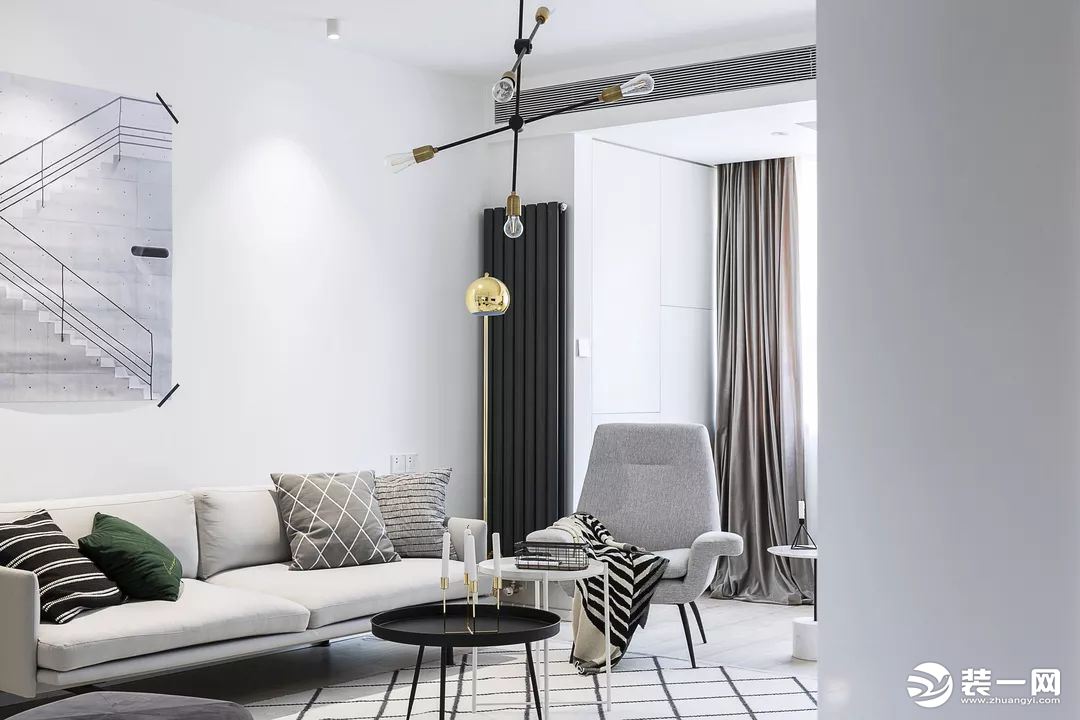 选用一字型布艺沙发，搭配轻便的茶几与单椅，整体空间显得舒适自然