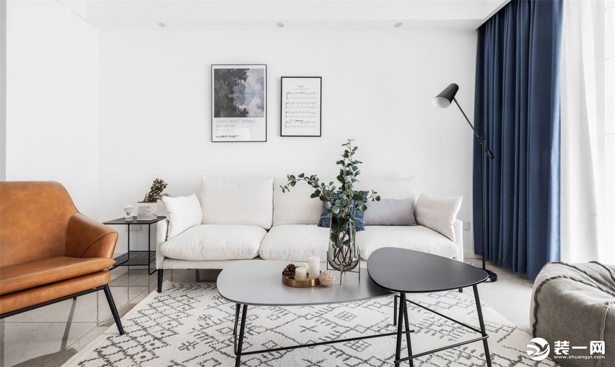 客厅，洁白的墙面，简单的家具，并无过分的修饰，柔软的沙发搭配地毯的铺垫和盆栽带来的绿色浑然天成，并不