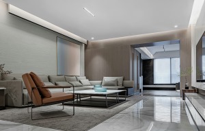 长型沙发的摆放，皮质的材质，低调增添品质，大理石的电视背景墙与地面的使用，展现舒适的温润。