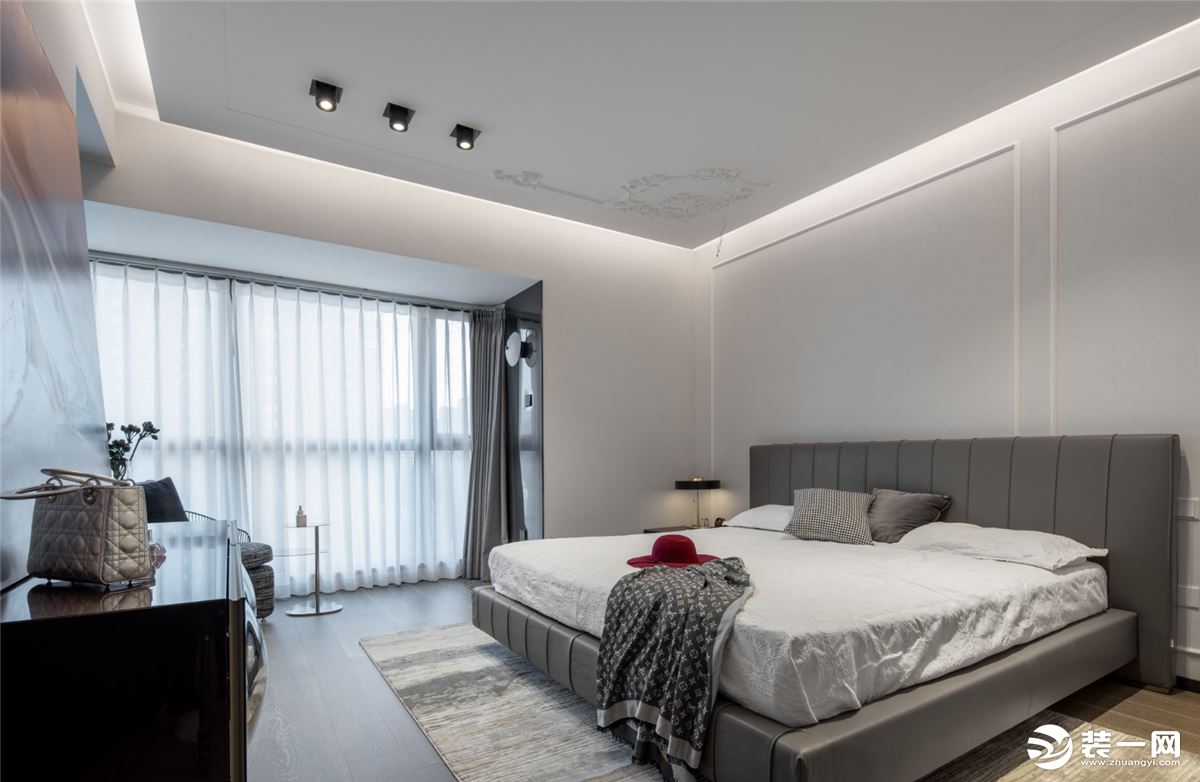 卧室浮雕的设计，延续着客厅的工艺风格，灯带的搭配，体现空间中的品质感。