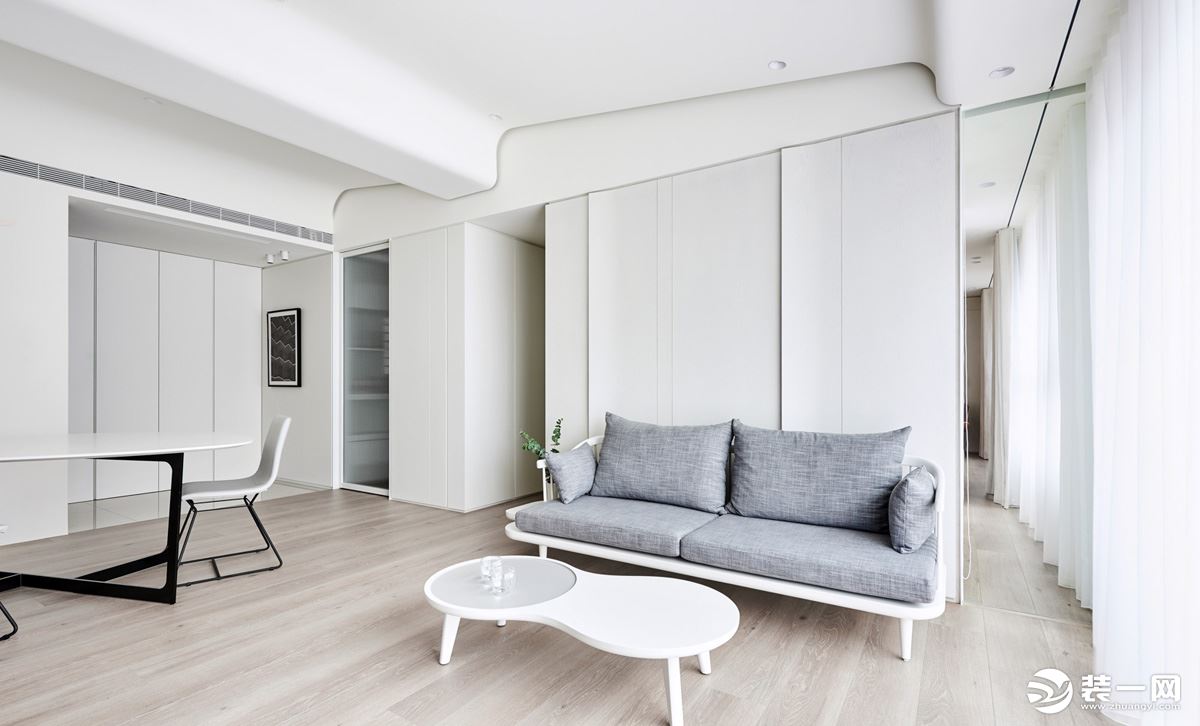整体空间以白色作为基础色，浅灰色布艺沙发是空间不同的颜色，感受布艺的舒适与放松，