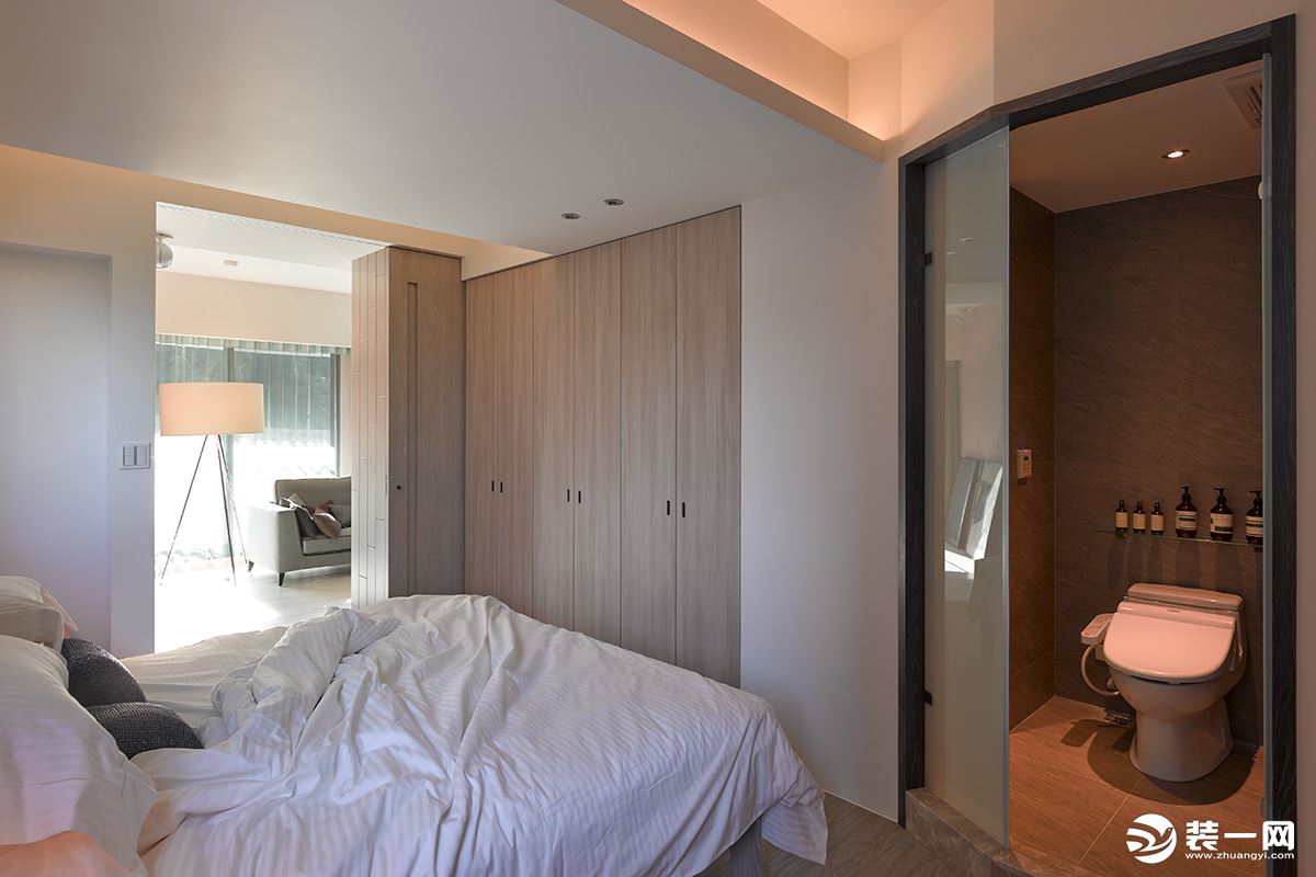 卧室搭配了一个卫浴间，无主灯的的空间以灯带设计，原木的点缀，与暖色的灯光，带来温馨与舒适感。