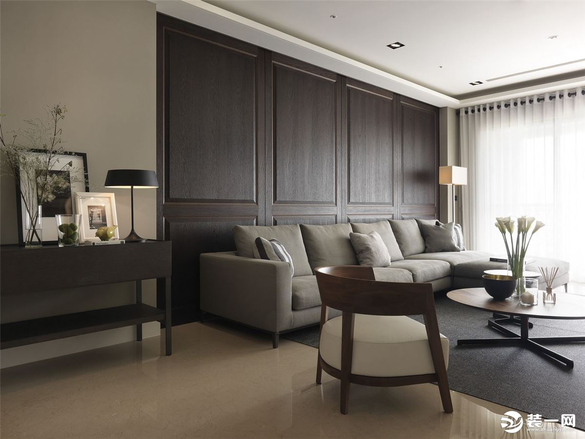 客厅空间整体简约自然的氛围，灰色调的空间与沙发，结合木质感的茶几电视柜，带来的是一种轻盈自然的舒适气
