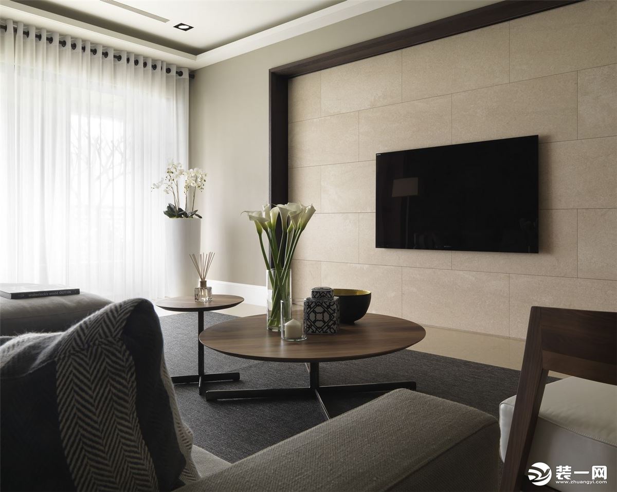 整个空间以灰色为基础，结合舒适的现代家具，营造简约时尚的现代空间
