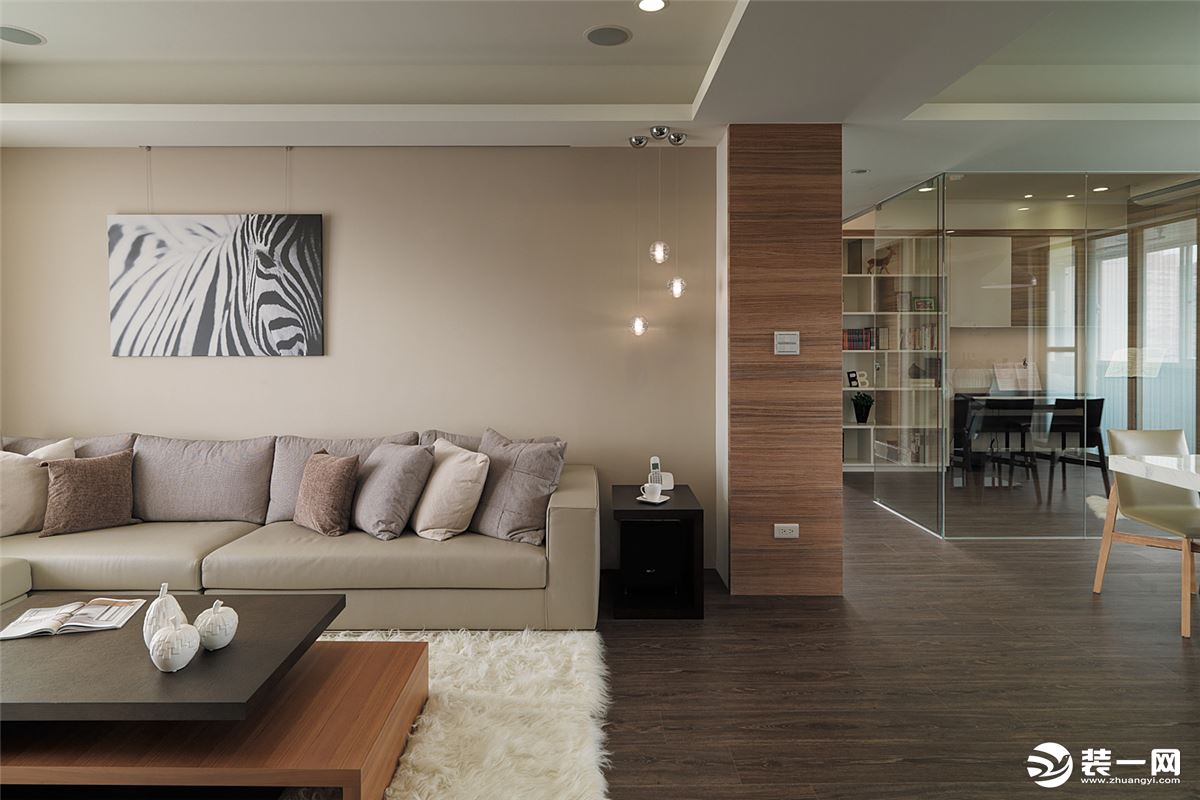 在室内颜色的装饰与家具的选择上，选择了米色基调贯穿每个角落，加上简单的线条和其他软装营造家的和谐感与