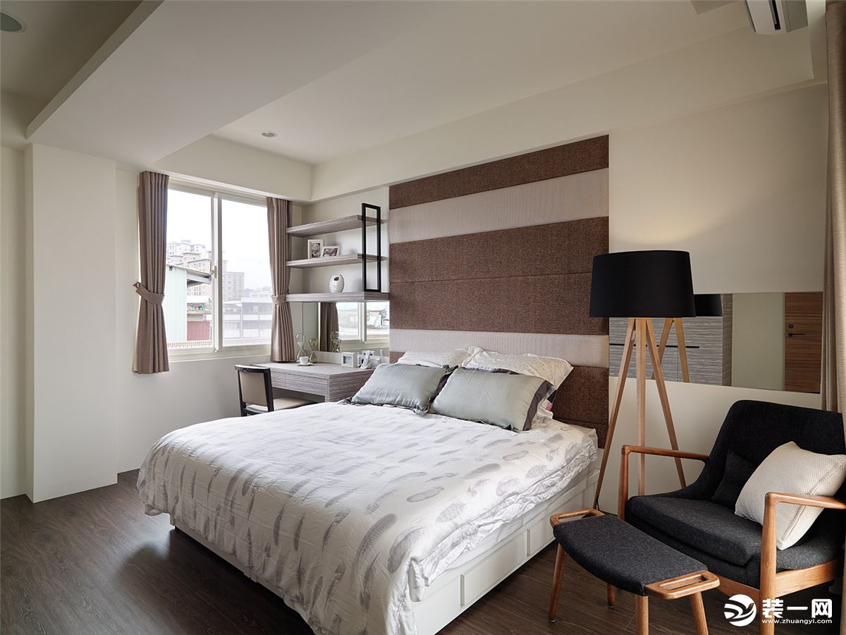 卧室以浅色为基调，以磨砂作为背景墙，安静舒适。
