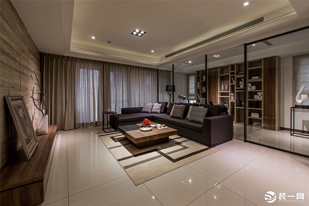 客厅现代简约风设计，整个空间看起来蛮宽敞通透的。布艺沙发的搭配，显得更加舒适温馨。