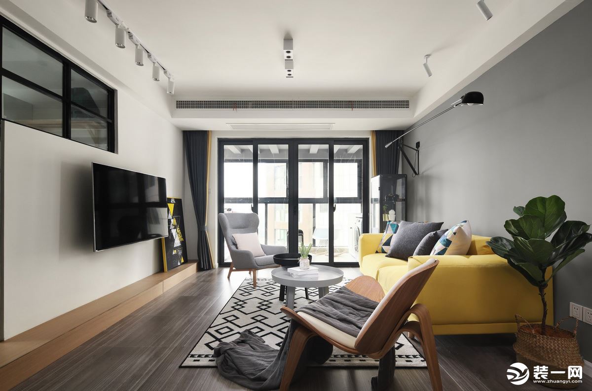 以浅色为代表，整体感舒适自然，简单的家居搭配，满足实用需求为主线，进行一物多用的布置来提高空间利用率