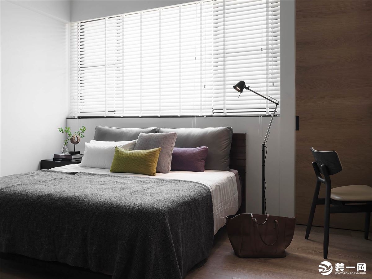现代简约的卧室，以浅灰色的空间，使用原木装饰，布置上灰色的床单，也让空间显得更加舒适自然