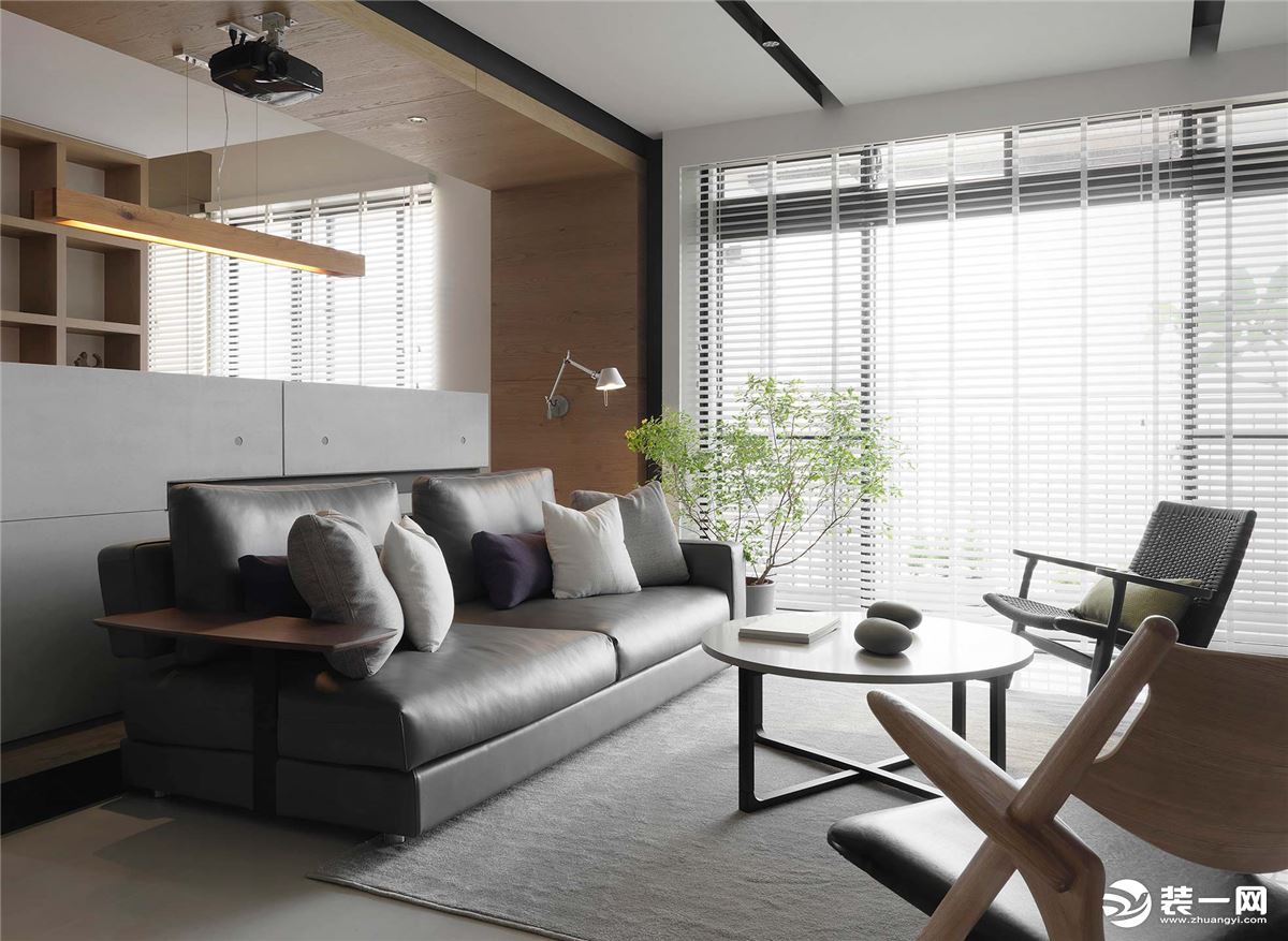 整体空间以现代简约风格的设计，在简约灰色调基础，布置现代舒适的家具与细节，营造出一种回归本身的，自然
