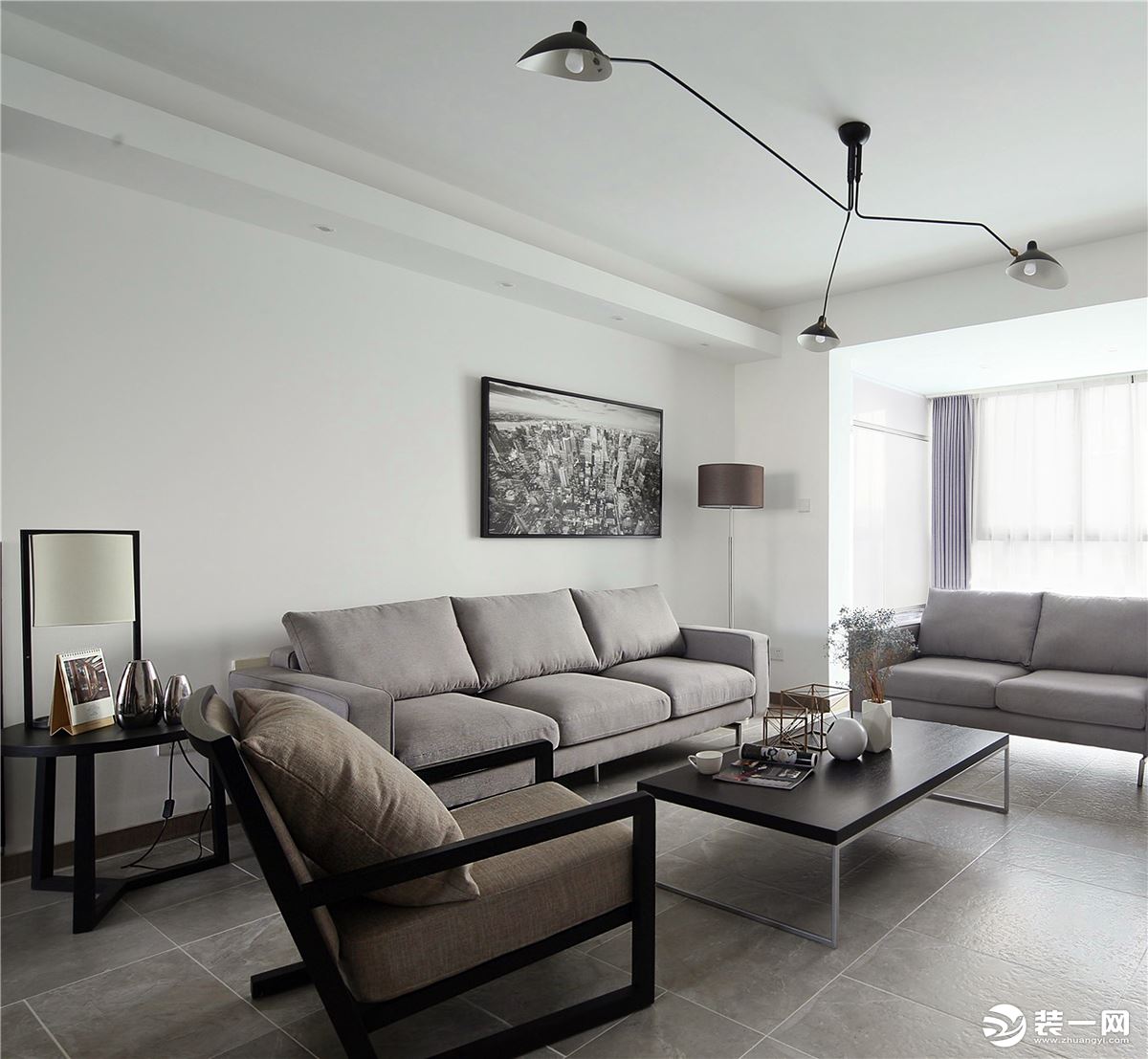 客厅以白色和浅灰色为主，淡淡的颜色好像不含一丝杂质，显得特别宽敞明亮，呈现出简约大方又有格调居住环境