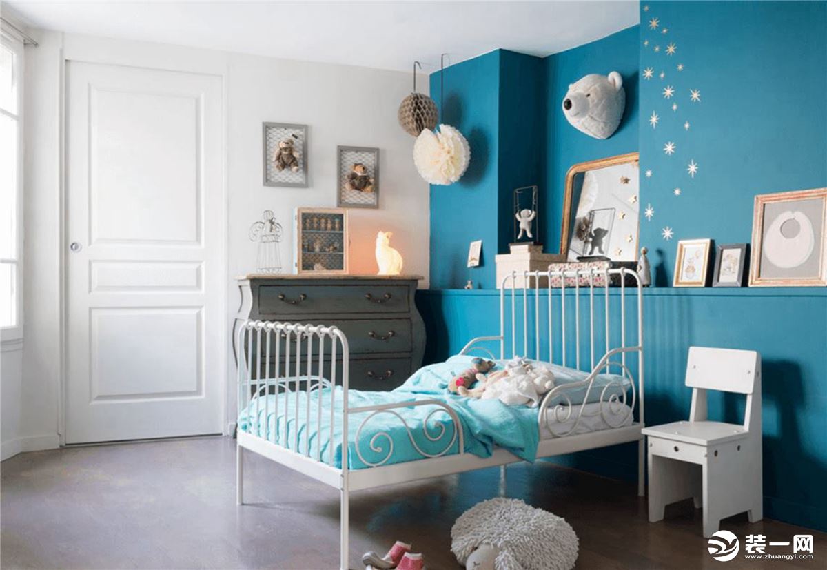 儿童房选择蓝白色调搭配，加入童话元素的点缀让空间带来童趣感