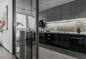 厨房与餐厅，玻璃的隔断，一字型的厨房设计，白色的台面+黑色的操作柜，耐看容易清洁