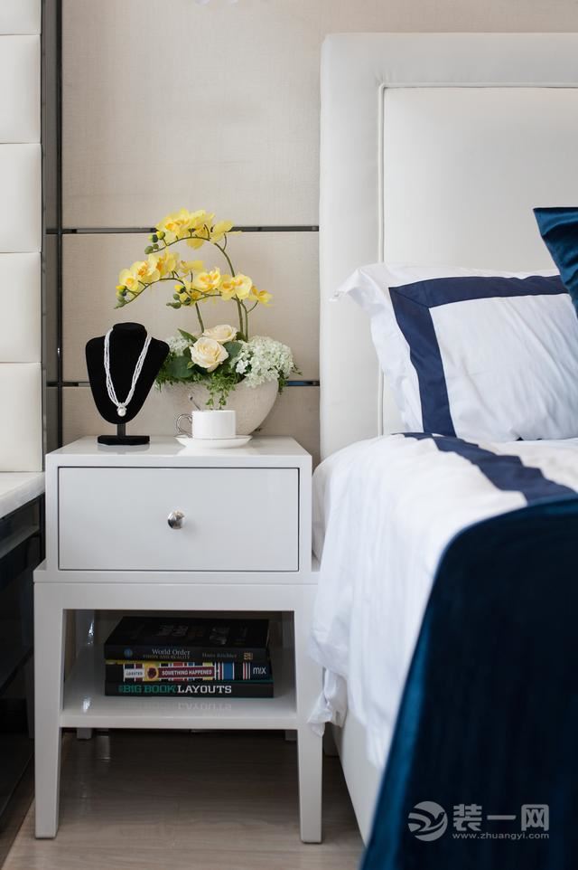 白色的床头柜典雅的设计，现代化潮流的同时，将传统的典雅和现代的新颖相融合