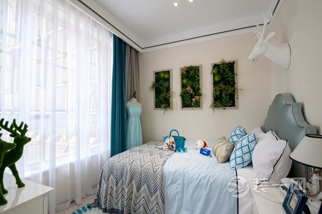 睡房的装修，墙上的绿植和富有绿色的艺术品，总体感觉更为贴近自然，温馨舒适。