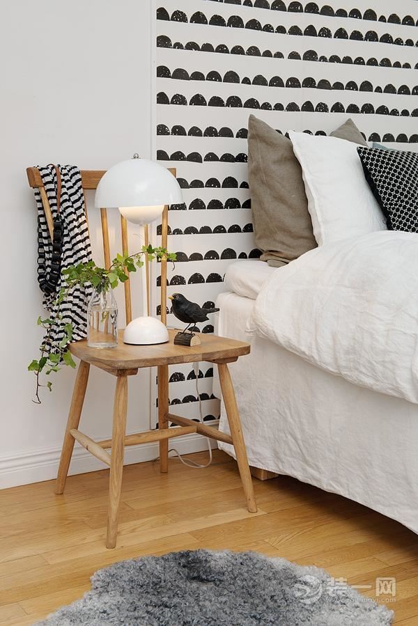 床头背景墙简单的花纹，却为房间带来趣味。一把木椅代替了床头柜，小鸟装饰加上玻璃瓶里的绿植，自然活力。