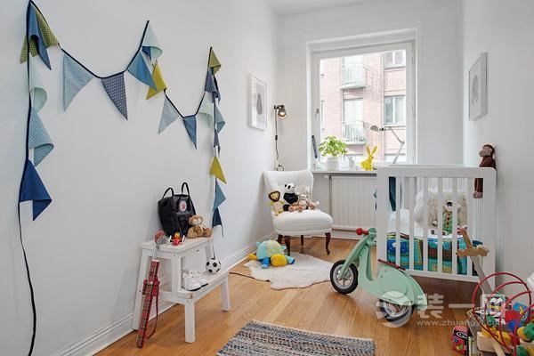婴儿房的设计，完全以孩子为主，充满了童趣。各式玩具和墙上的三角旗，颜色丰富。
