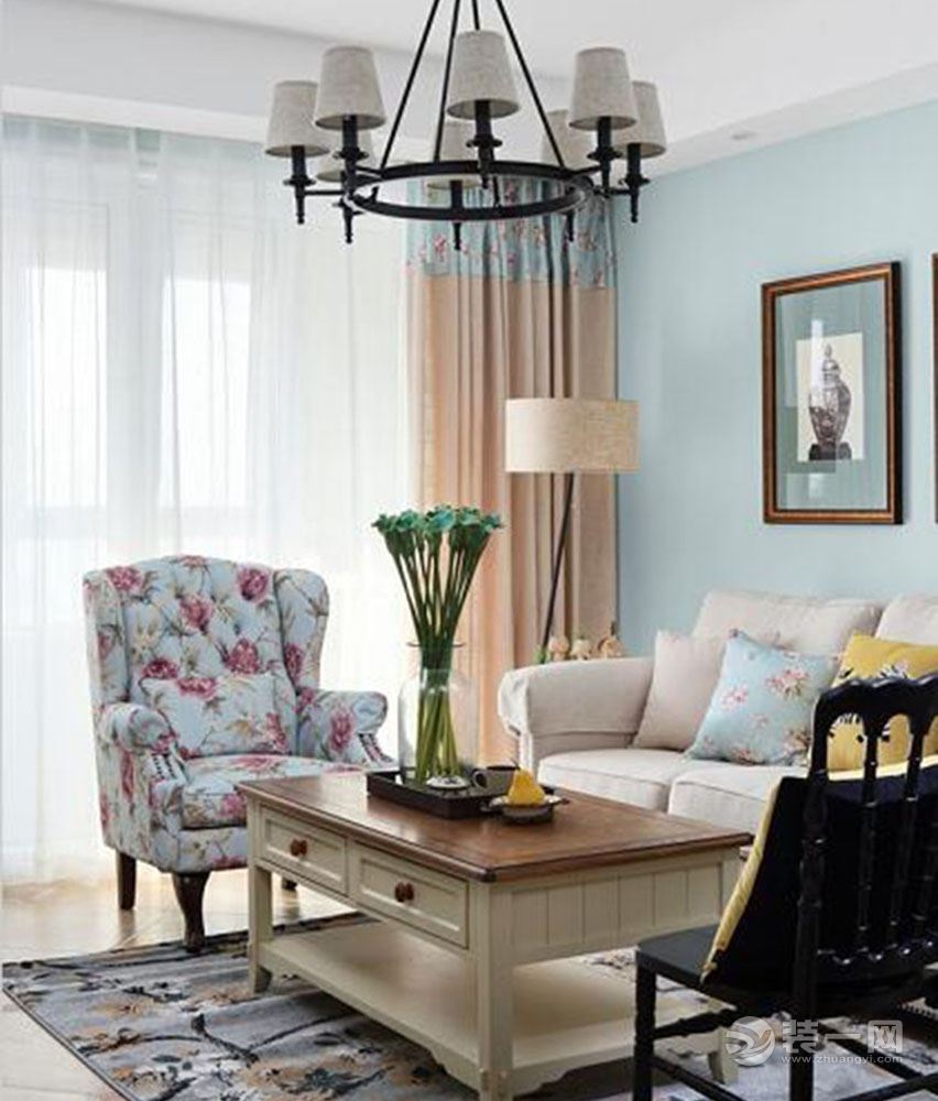 淡灰色柔软的沙发，搭配上墙角的灯具，别具柔和的清新感。