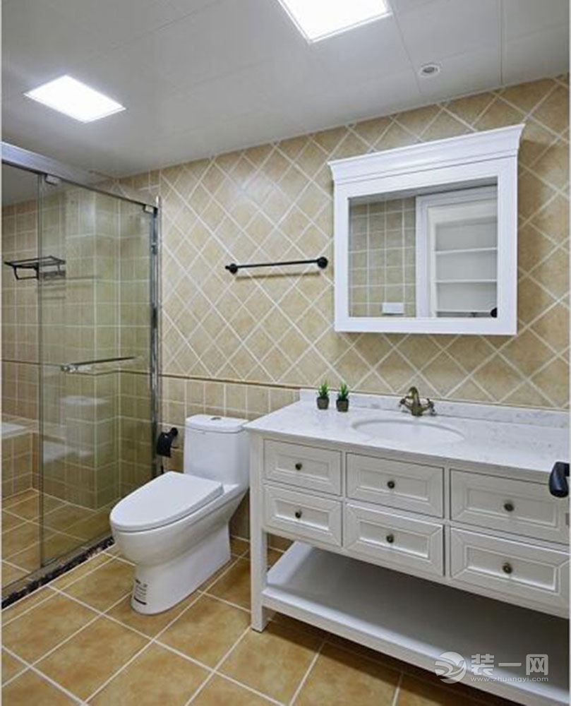 卫生间的设计也有不少的亮点。洗手池位于进门的位置，平时使用起来更加方便。