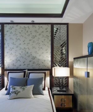 卧室也是利用中式传统花纹的墙纸和现代镜面装饰的结合，更能体现古典风味但不失现代体现