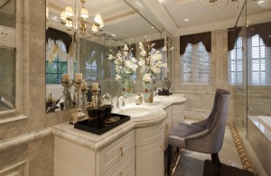 卫浴装修整体非常有质感，造型简约，而米色则给整个卫生间带来了时尚雅致的法式风格。