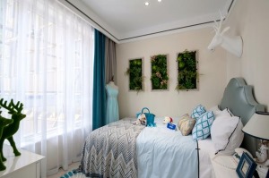 睡房的装修，墙上的绿植和富有绿色的艺术品，总体感觉更为贴近自然，温馨舒适。